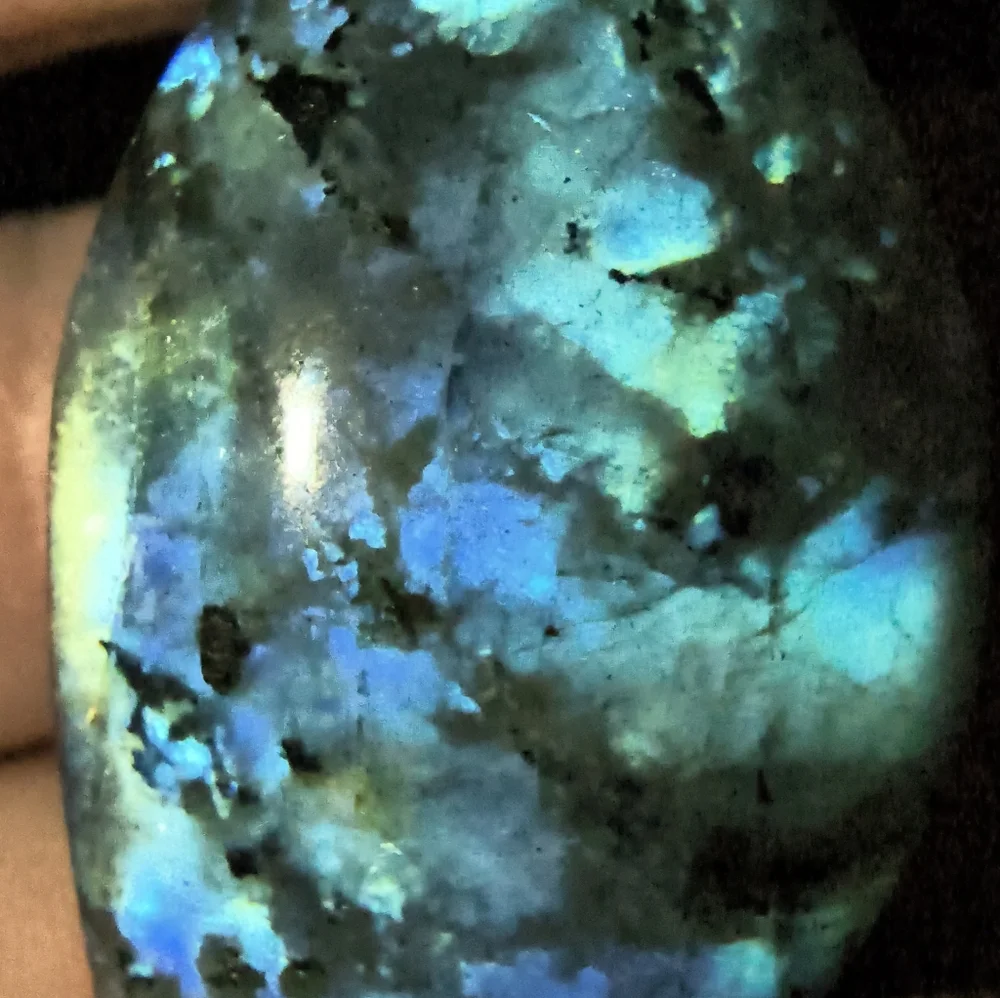 Labadorite - Picture 6 of 6